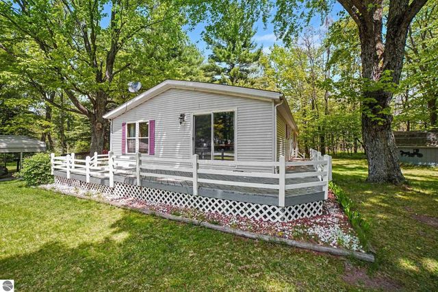15 Backache Bend, Elwell, MI 48832