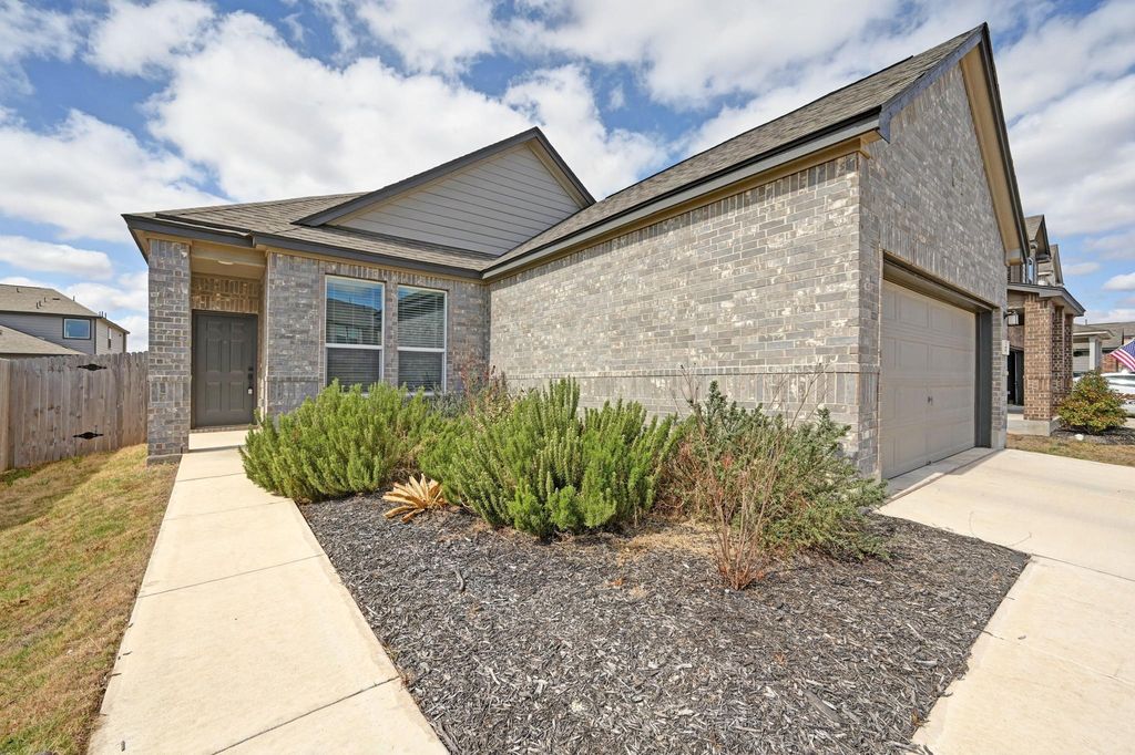 217 Summit DR, Lockhart, TX 78644