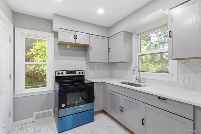 18246 Ashton Avenue, Detroit, MI 48219