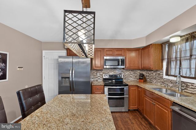 10 MONTCEAU DR, Newark, DE 19702