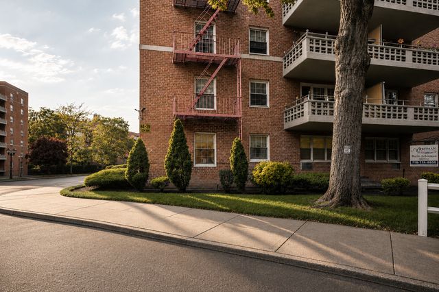 8439 153rd Ave Apt 4J, New York City, NY 11414
