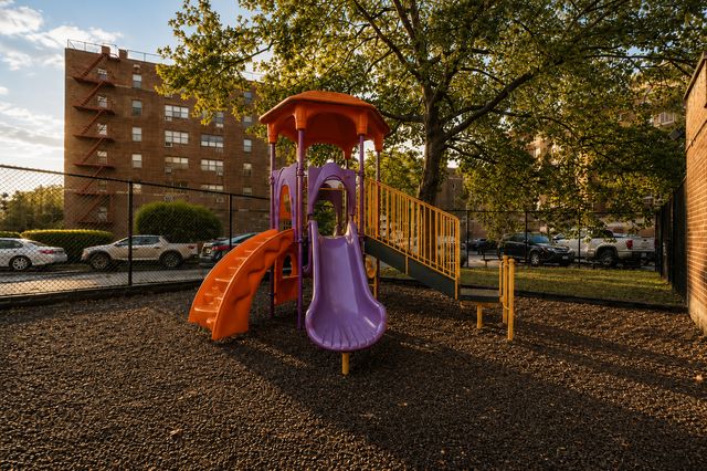 8439 153rd Ave Apt 4J, New York City, NY 11414