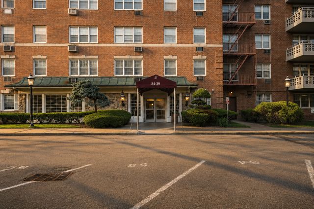 8439 153rd Ave Apt 4J, New York City, NY 11414
