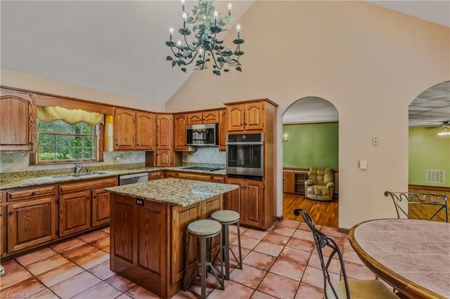 158 Oakmont Place, Mount Airy, NC 27030