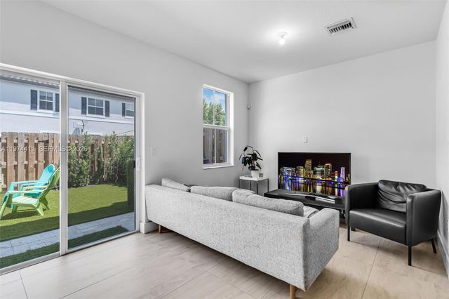 11927 NW 46th St 11927, Coral Springs, FL 33076