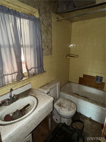 1879 Pierce Avenue, Niagara Falls, NY 14301