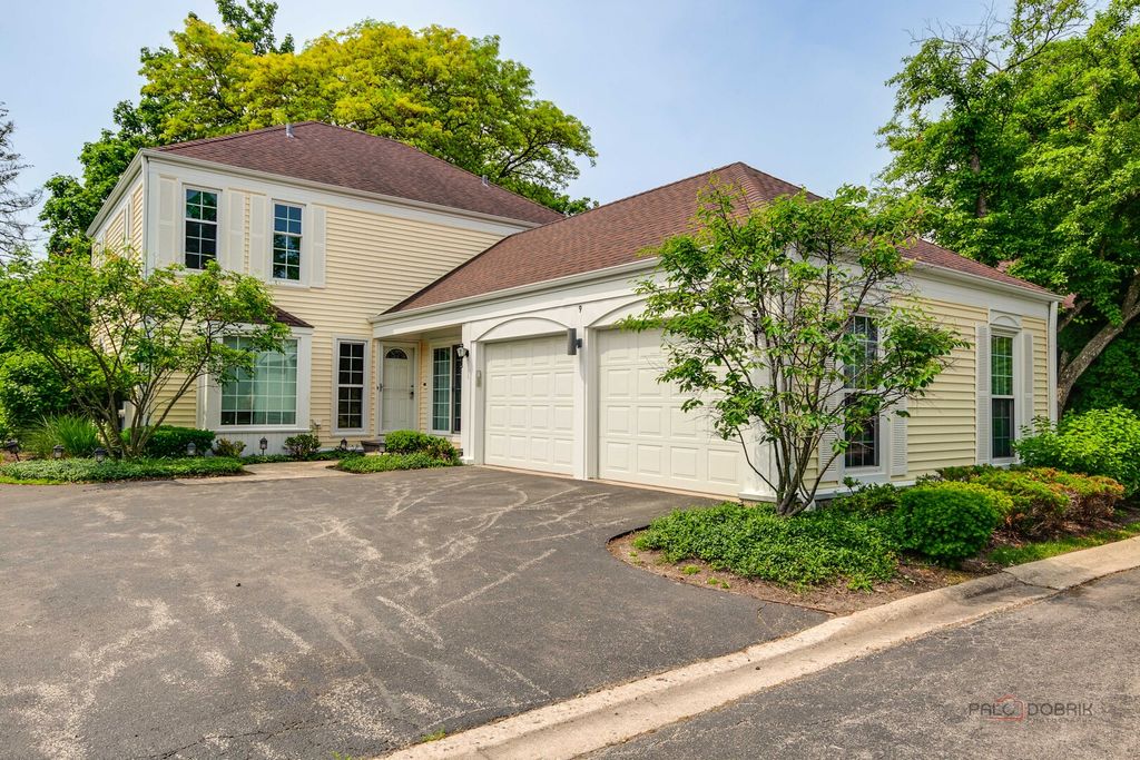 9 Court of Lagoon View, Northbrook, IL 60062