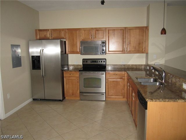 10033 Heather LN 5-502, Naples, FL 34119