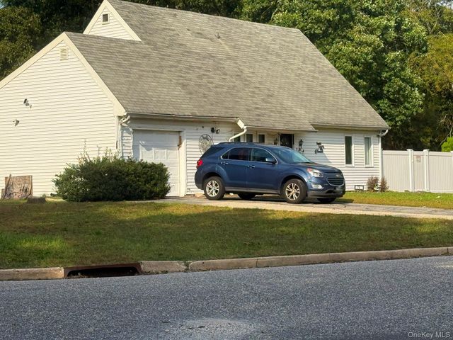 79 Hawkins Path, Coram, NY 11727