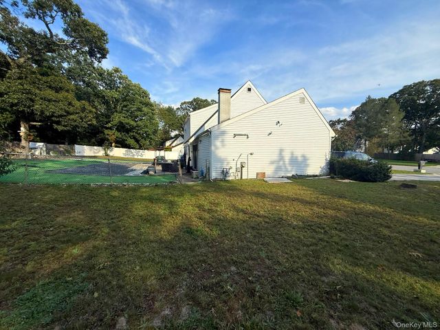 79 Hawkins Path, Coram, NY 11727