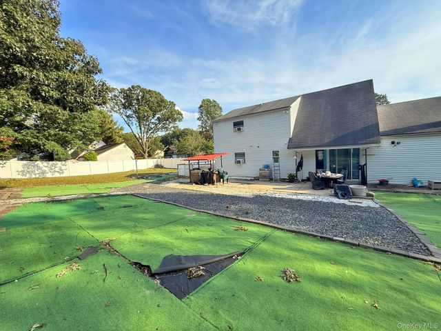 79 Hawkins Path, Coram, NY 11727