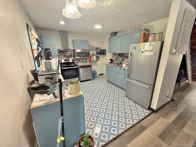 79 Hawkins Path, Coram, NY 11727