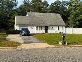 79 Hawkins Path, Coram, NY 11727