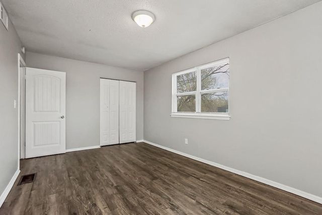 212 N Oak Drive, Belton, MO 64012