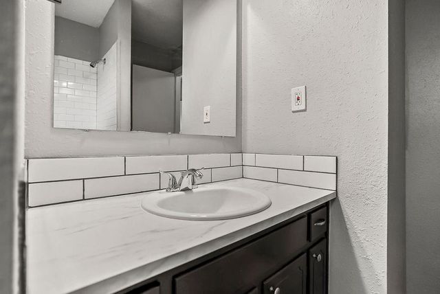 212 N Oak Drive, Belton, MO 64012
