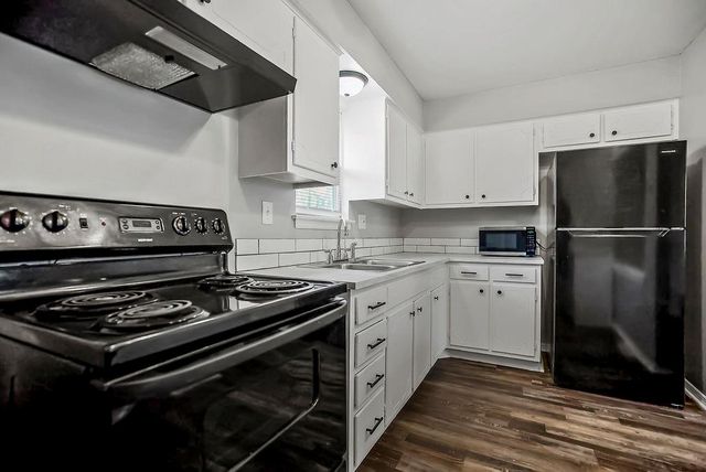 212 N Oak Drive, Belton, MO 64012