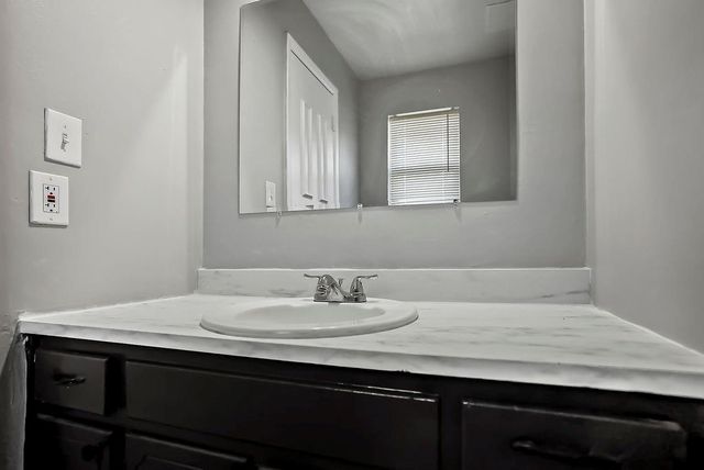 212 N Oak Drive, Belton, MO 64012
