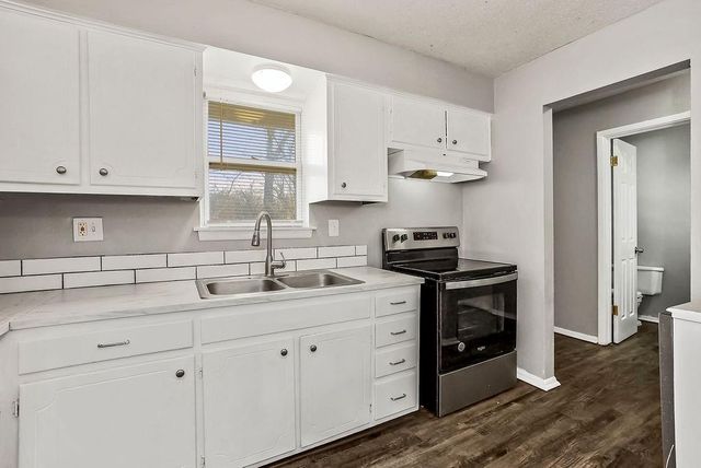 212 N Oak Drive, Belton, MO 64012