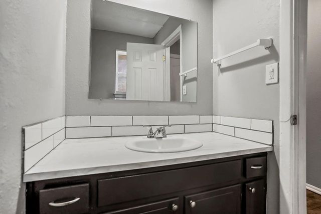 212 N Oak Drive, Belton, MO 64012