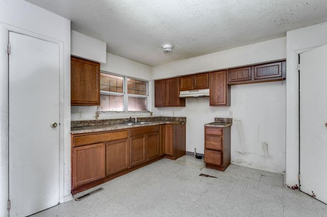 1501 E Berkeley St, Wichita, KS 67216