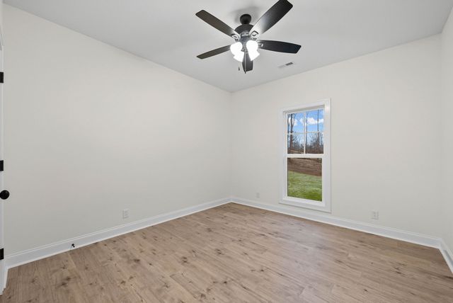 950 Palmyra Rd, Clarksville, TN 37040