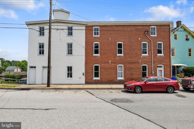 74 S MAIN ST, Yoe, PA 17313