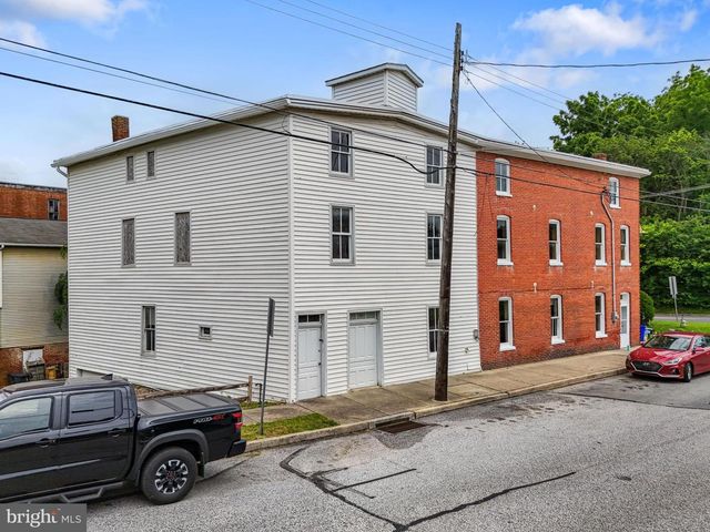 74 S MAIN ST, Yoe, PA 17313