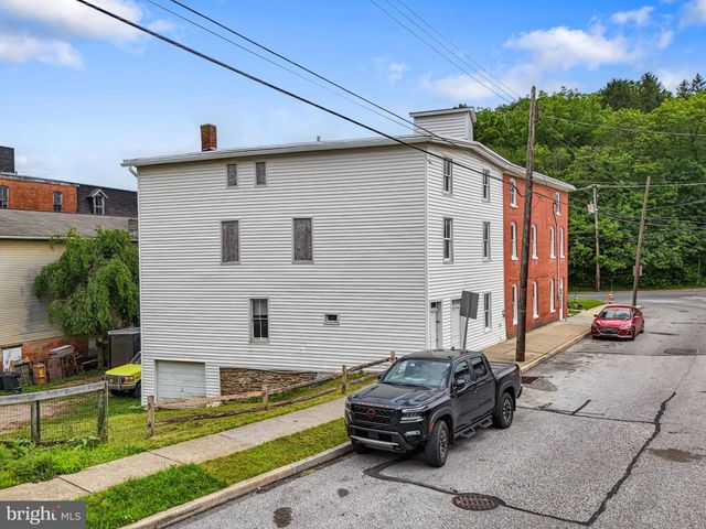 74 S MAIN ST, Yoe, PA 17313