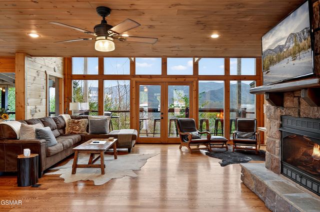 1118 Eagle Pointe Way, Pigeon Forge, TN 37863