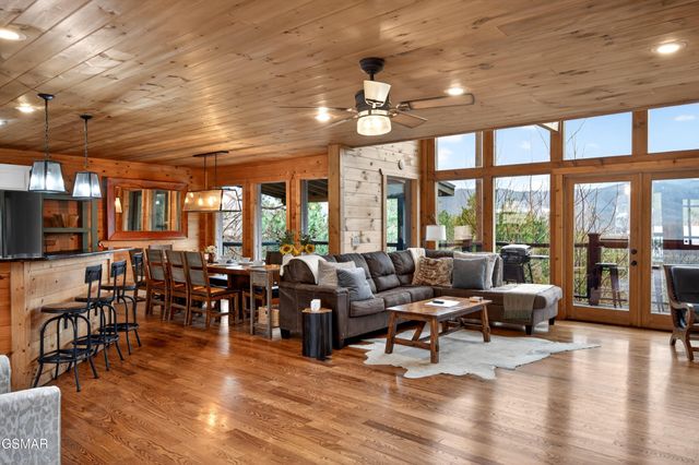 1118 Eagle Pointe Way, Pigeon Forge, TN 37863