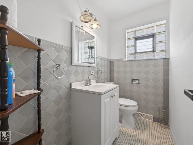 10643 S 83rd Avenue, Palos Hills, IL 60465