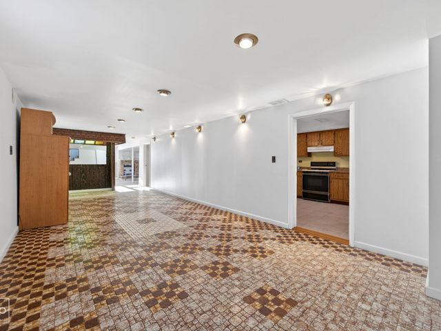 10643 S 83rd Avenue, Palos Hills, IL 60465