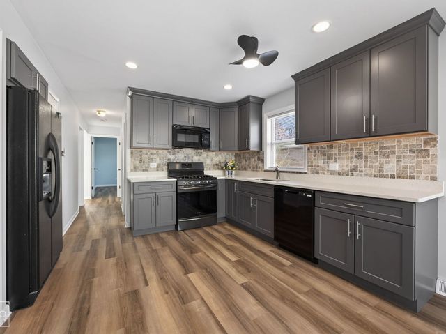 10643 S 83rd Avenue, Palos Hills, IL 60465