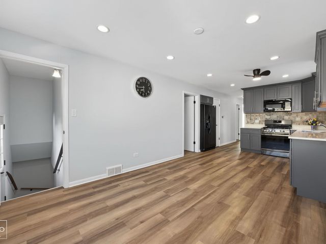 10643 S 83rd Avenue, Palos Hills, IL 60465