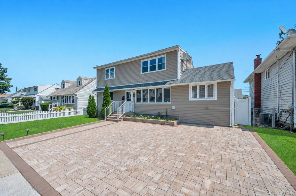 165 Wilfred Boulevard, Hicksville, NY 11801 — photo 3