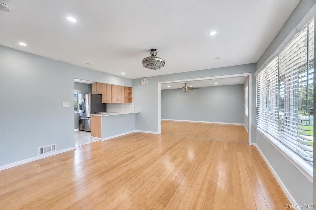 165 Wilfred Boulevard, Hicksville, NY 11801 — photo 4