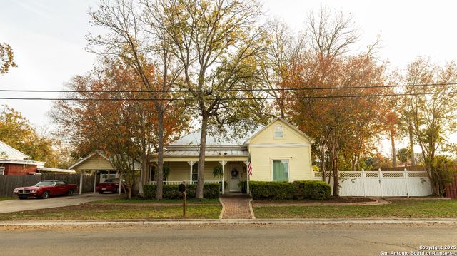 805 20th, Hondo, TX 78861