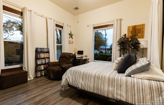 805 20th, Hondo, TX 78861