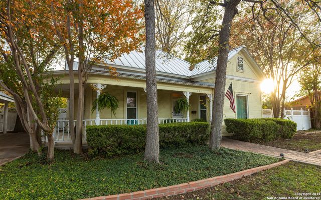 805 20th, Hondo, TX 78861