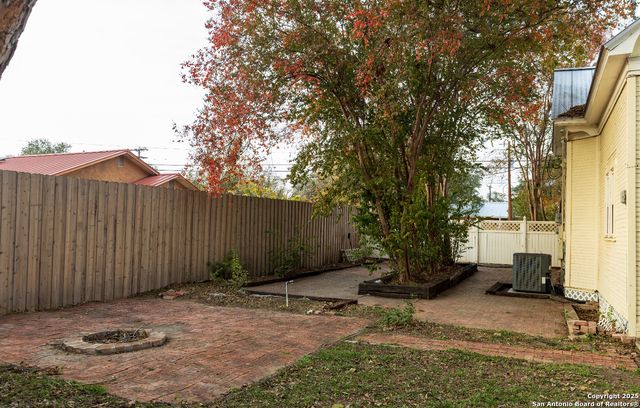 805 20th, Hondo, TX 78861