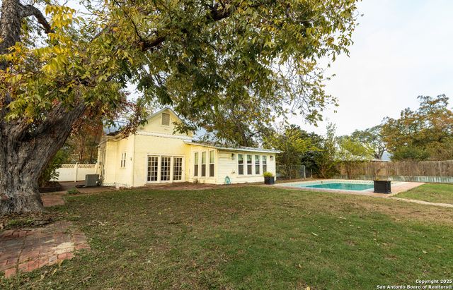 805 20th, Hondo, TX 78861