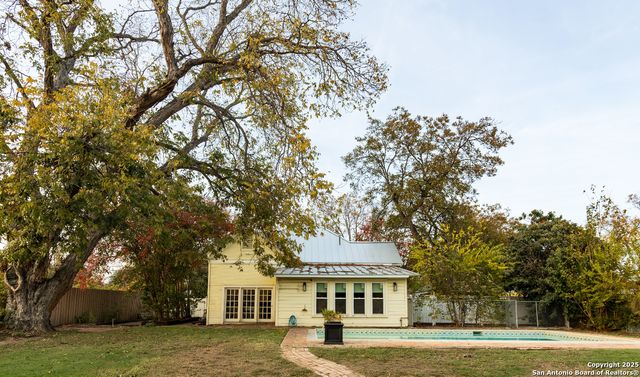 805 20th, Hondo, TX 78861