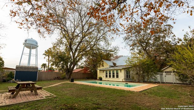 805 20th, Hondo, TX 78861