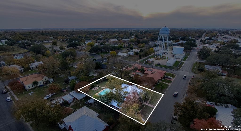 805 20th, Hondo, TX 78861