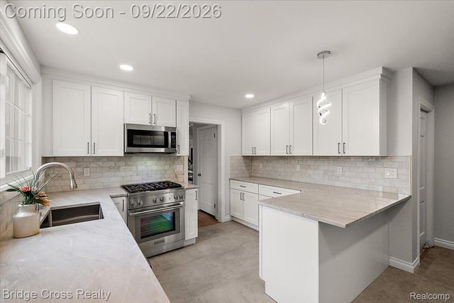330 N Cranbrook Cross Road, Bloomfield Charter Township, MI 48301