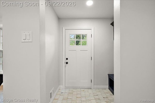 330 N Cranbrook Cross Road, Bloomfield Charter Township, MI 48301