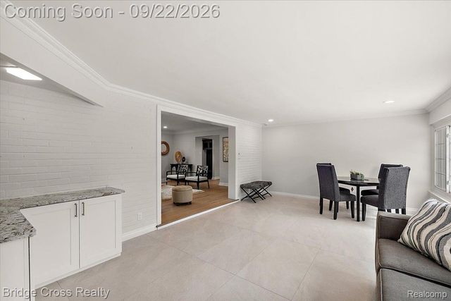 330 N Cranbrook Cross Road, Bloomfield Charter Township, MI 48301