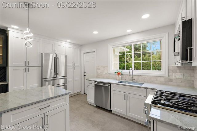 330 N Cranbrook Cross Road, Bloomfield Charter Township, MI 48301