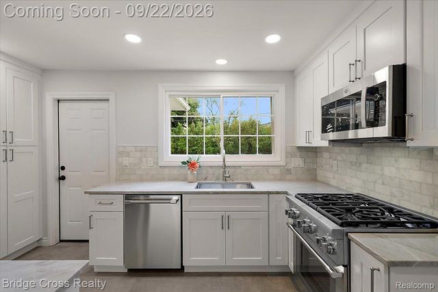 330 N Cranbrook Cross Road, Bloomfield Charter Township, MI 48301