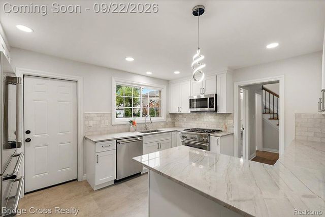 330 N Cranbrook Cross Road, Bloomfield Charter Township, MI 48301